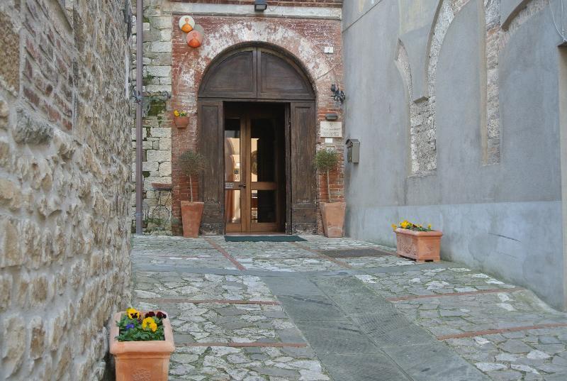Hotel Monastero SS. Annunziata Todi Esterno foto The entrance of the church of San Pietro
