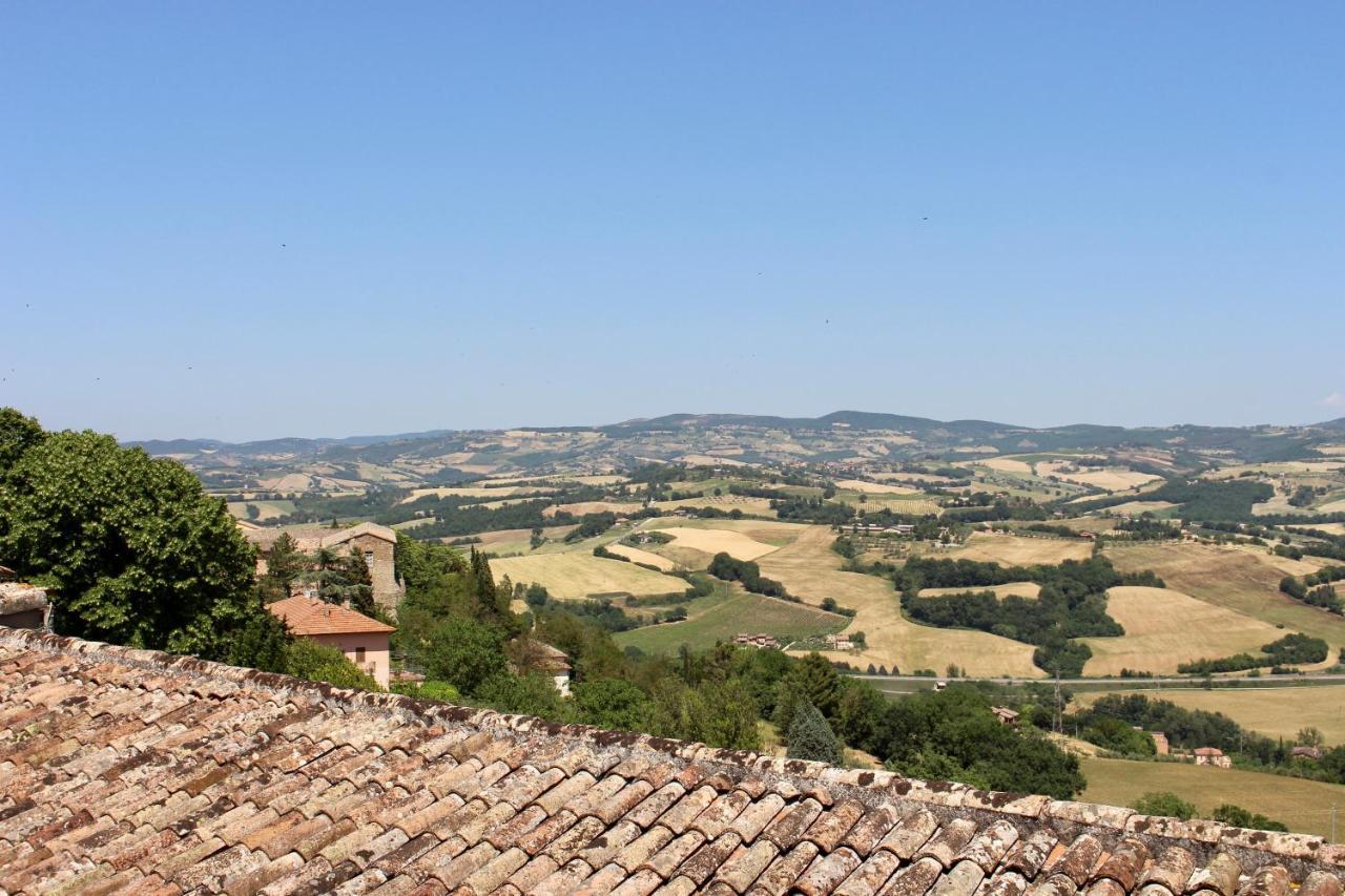 Hotel Monastero SS. Annunziata Todi Esterno foto A general view of the village