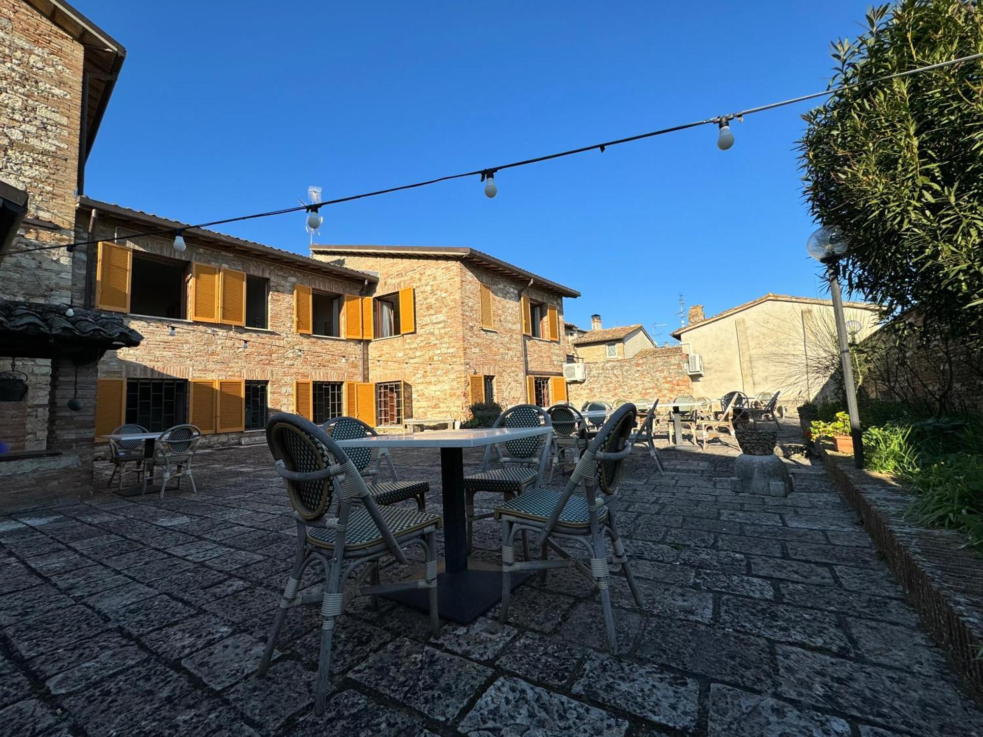 Hotel Monastero SS. Annunziata Todi Esterno foto The square in the village of Saint-André-de-Lidon