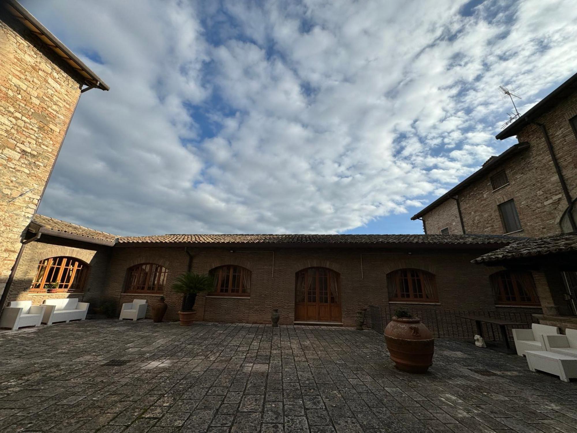 Hotel Monastero SS. Annunziata Todi Esterno foto The courtyard of the museum