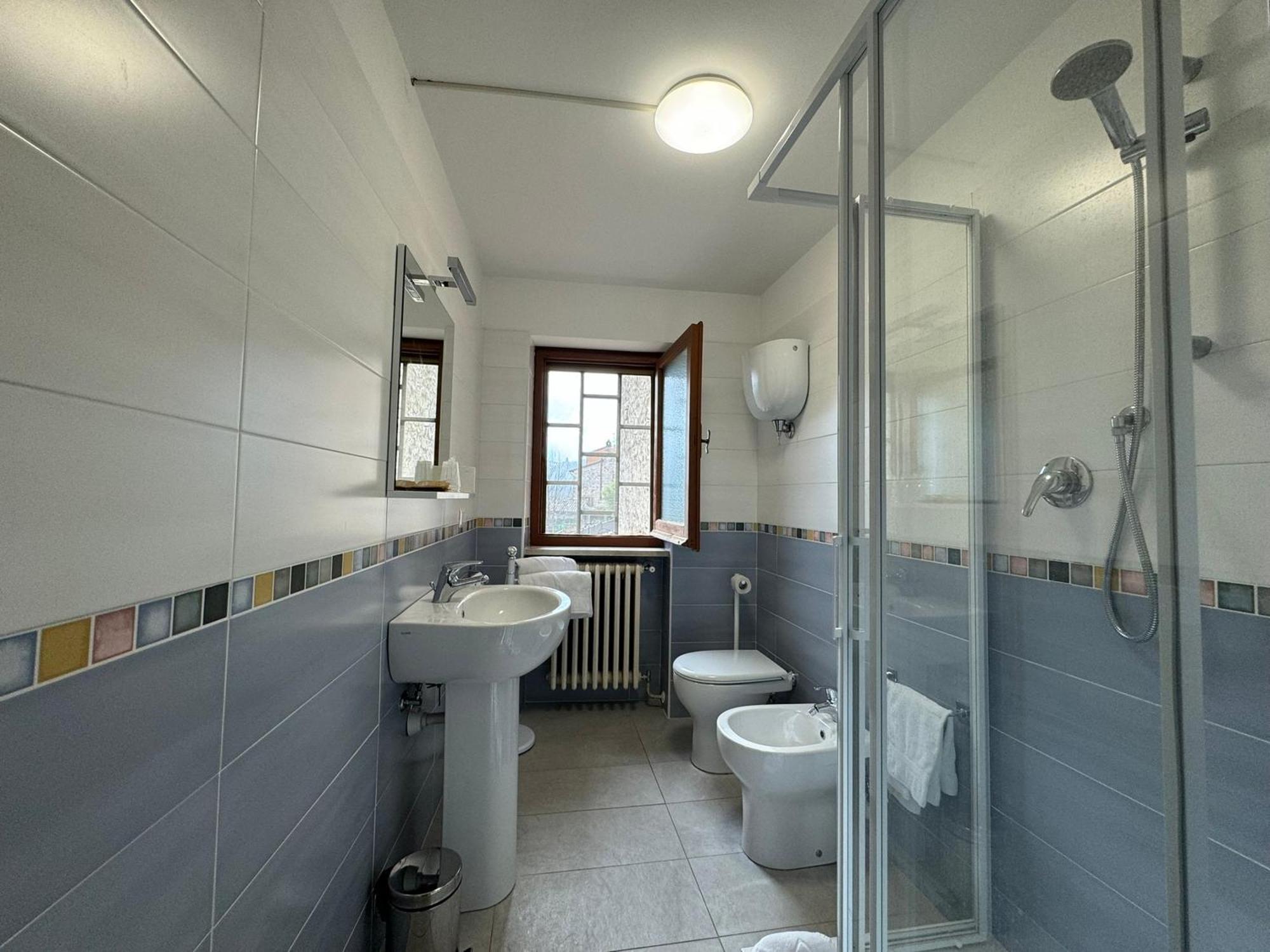 Hotel Monastero SS. Annunziata Todi Esterno foto Bathroom with shower enclosure