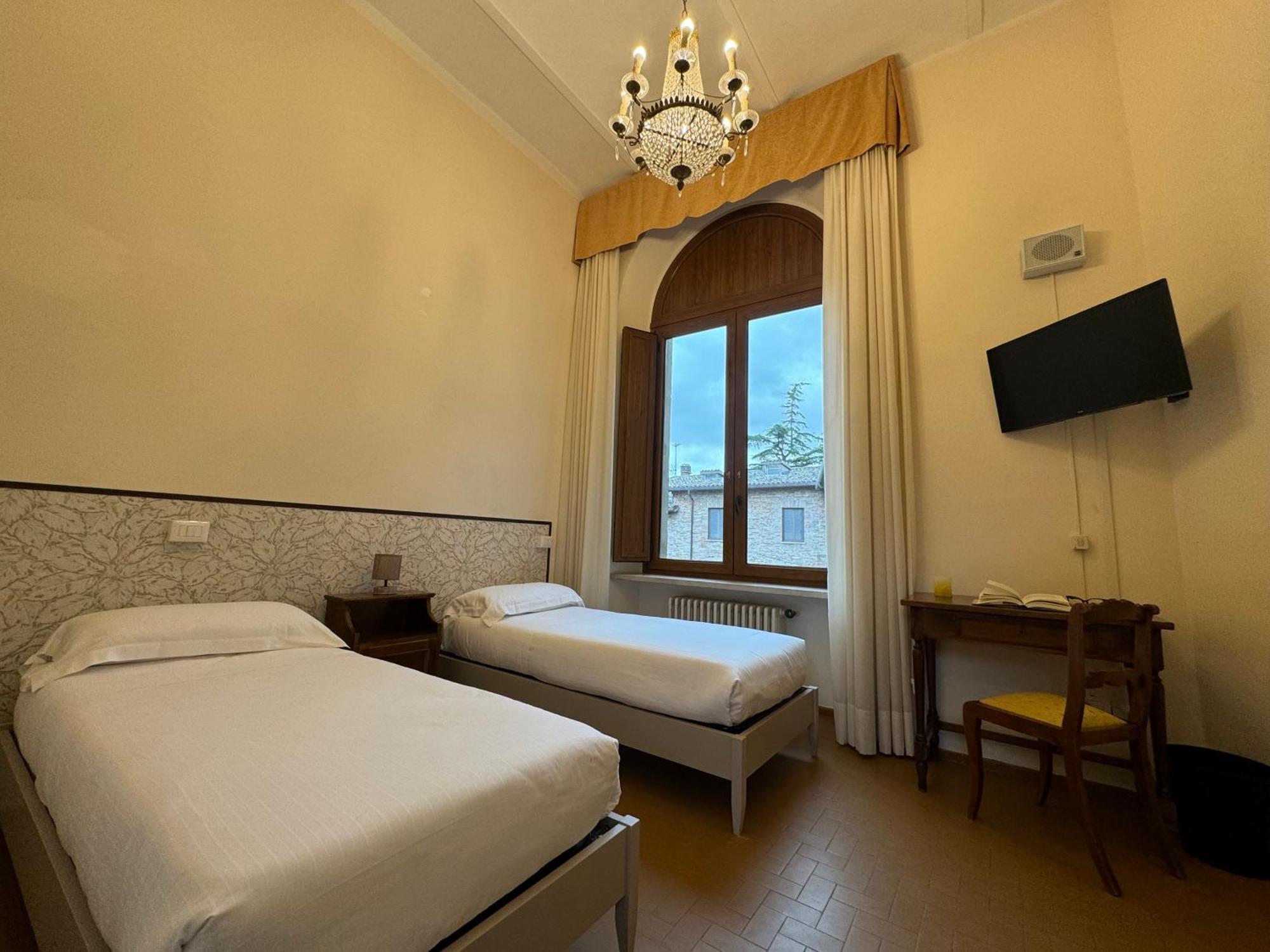 Hotel Monastero SS. Annunziata Todi Esterno foto A room at the hotel