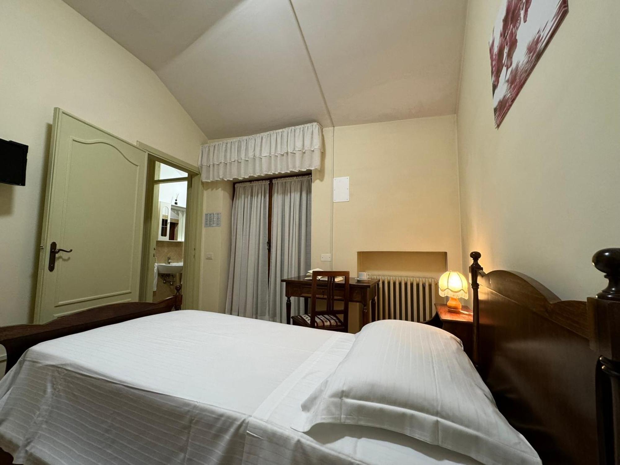 Hotel Monastero SS. Annunziata Todi Esterno foto A room at the hotel