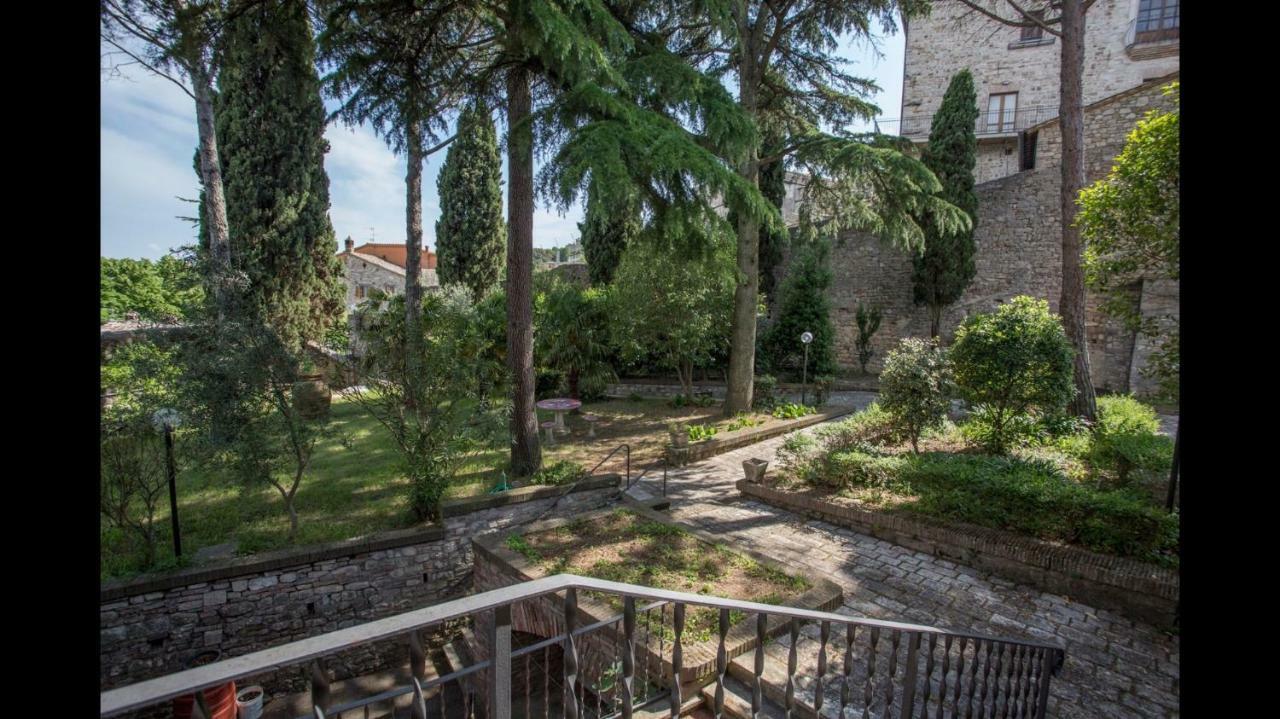 Hotel Monastero SS. Annunziata Todi Esterno foto The garden of the museum