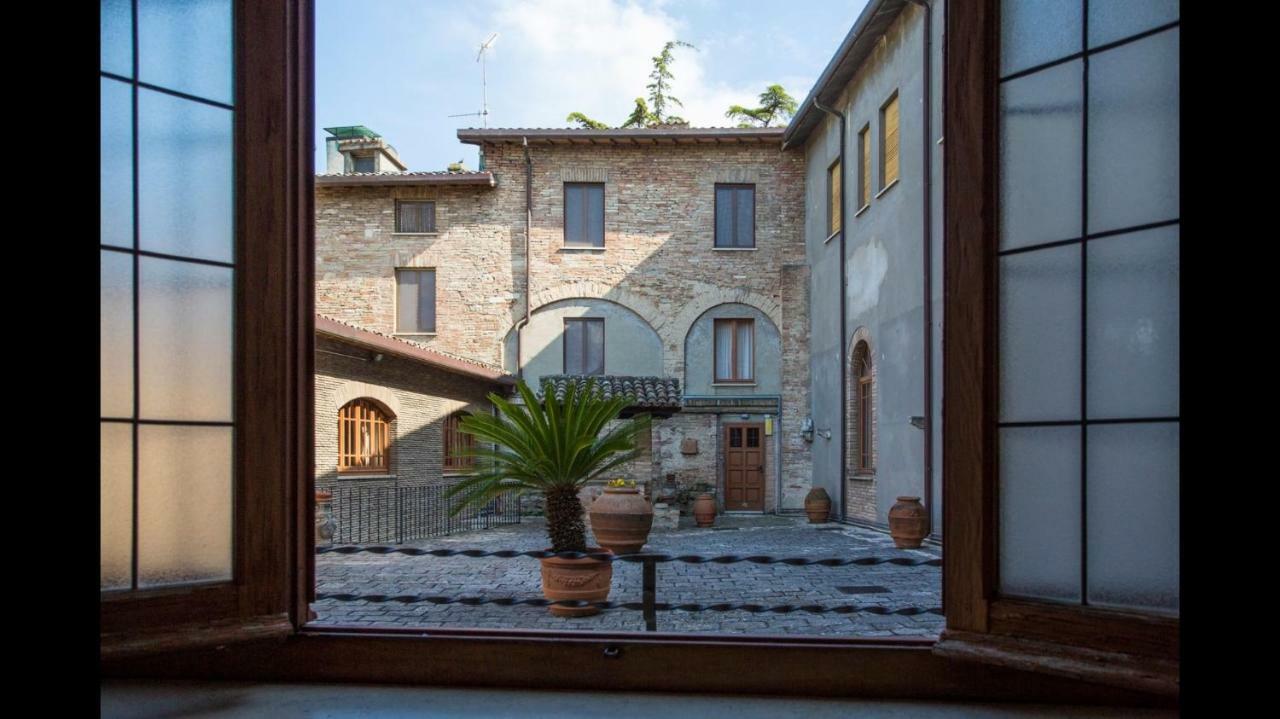 Hotel Monastero SS. Annunziata Todi Esterno foto The courtyard of the museum